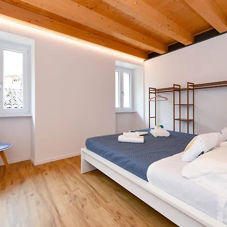Charm Lakefront Apartman
