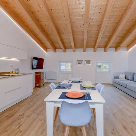 Charm Lakefront Apartment Assenza di Brenzone