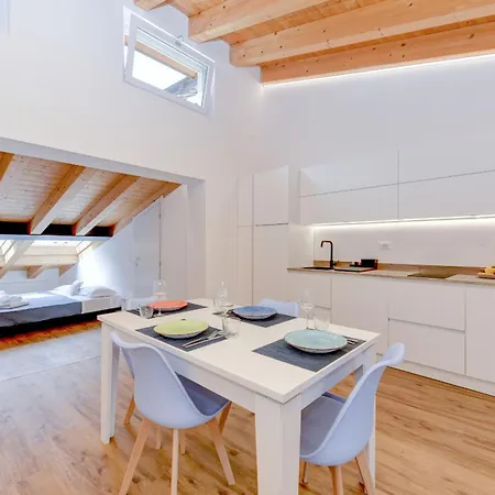 Charm Lakefront Apartment