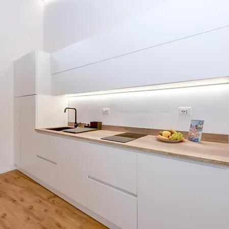Charm Lakefront Apartment