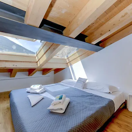 Charm Lakefront Apartment