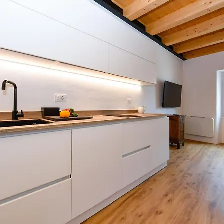 Charm Lakefront Apartment