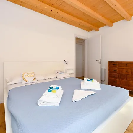 Charm Lakefront Apartment Assenza di Brenzone