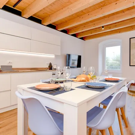 Charm Lakefront Apartment *
